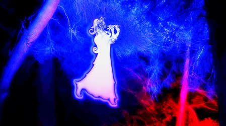 Weisse Feenlichtgestalt zwischen Baumästen, blau-rötlich illuminiert.jpg