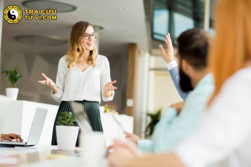 Cự Môn chủ về sự thông minh và tài ăn nói, lý luận, hùng biện, đi cùng với sao Thiên Cơ - đại diện cho trí tuệ