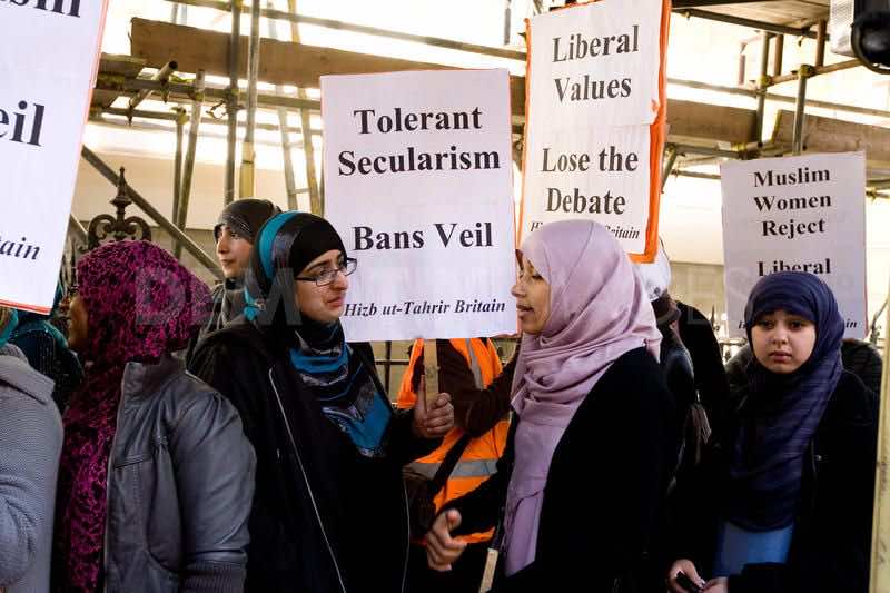 muslim-women-protest-in-london-against-french-veil-ban.jpg